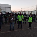 Equipe da Cooper União reunida no pátio da empresa