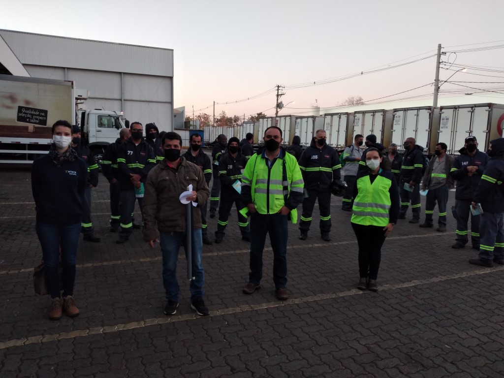 Equipe da Cooper União reunida no pátio da empresa