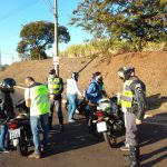 Abordagem educativa realizada pela equipe da concessionária e pelo Policiamento Militar Rodoviário