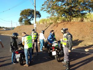 Abordagem educativa realizada pela equipe da concessionária e pelo Policiamento Militar Rodoviário