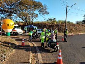 Abordagem educativa realizada pela equipe da concessionária e pelo Policiamento Militar Rodoviário