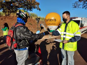 Os motociclistas também receberam antenas aparadoras de linha de cerol