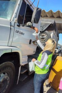 Entrega de kit higiene e orientação sobre a importância do uso do cinto de segurança