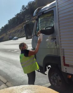 Entrega de kit higiene e orientação sobre a importância do uso do cinto de segurança