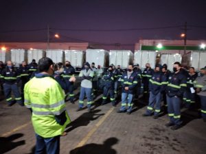 Equipe da Cooper União reunida no pátio da empresa