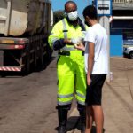 Entrega de folders, kit higiene e orientação sobre uma travessia segura e correta