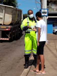 Entrega de folders, kit higiene e orientação sobre uma travessia segura e correta