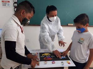 Alunos confeccionando cartazes e folders para o Dia do Pedestre