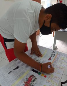 Alunos confeccionando cartazes e folders para o Dia do Pedestre