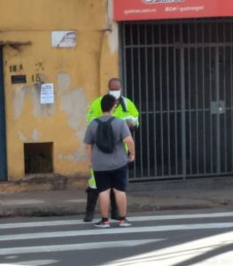 Entrega de folders, kit higiene e orientação sobre uma travessia segura e correta