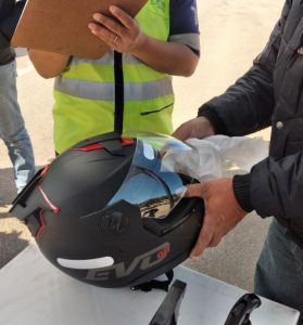 Higienização capacete realizado pelo próprio motociclista