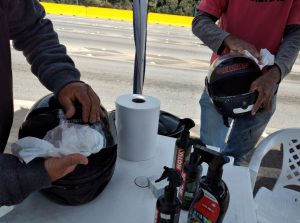 Higienização capacete realizado pelo próprio motociclista