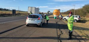 Motoristas e passageiros receberam orientações sobre a importância do uso do cinto de segurança