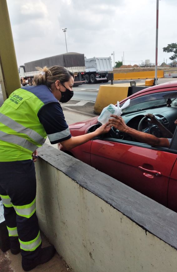 Entrega de kit higiene e orientação do uso do cinto de segurança