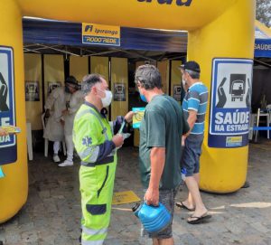 Entrega de folder e orientação sobre segurança viária