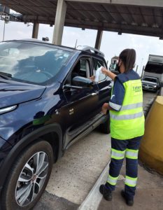 Entrega de kit higiene e orientação do uso do cinto de segurança