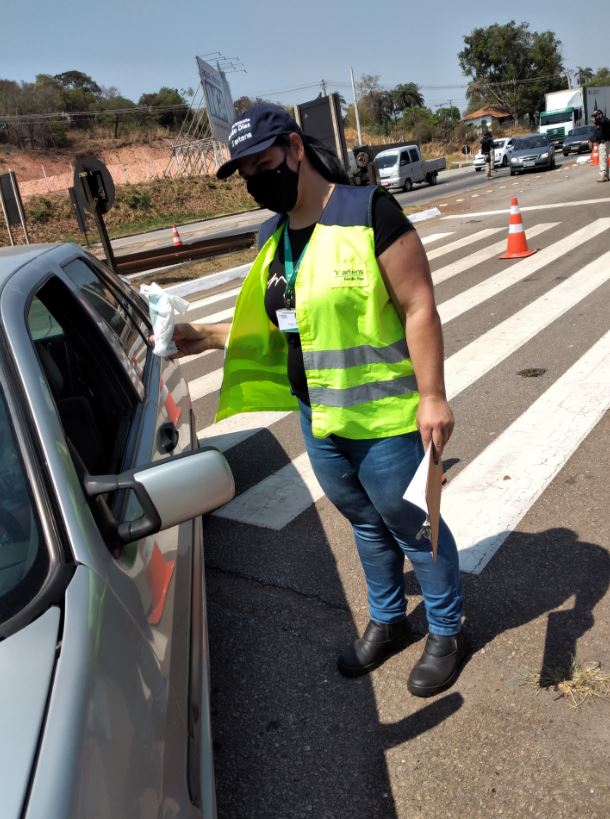 Entrega do kit higiene e orientação sobre o uso do cinto de segurança