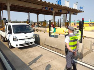 Policiamento Militar Rodoviário e equipe ViaPaulista abordagem motoristas e passageiros para orientação educativa