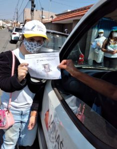 Entrega dos folders para a comunidade em torno da escola