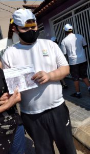 Entrega dos folders para a comunidade em torno da escola