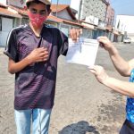 Entrega dos folders para a comunidade em torno da escola