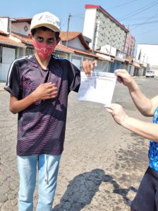 Entrega dos folders para a comunidade em torno da escola