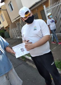 Entrega dos folders para a comunidade em torno da escola