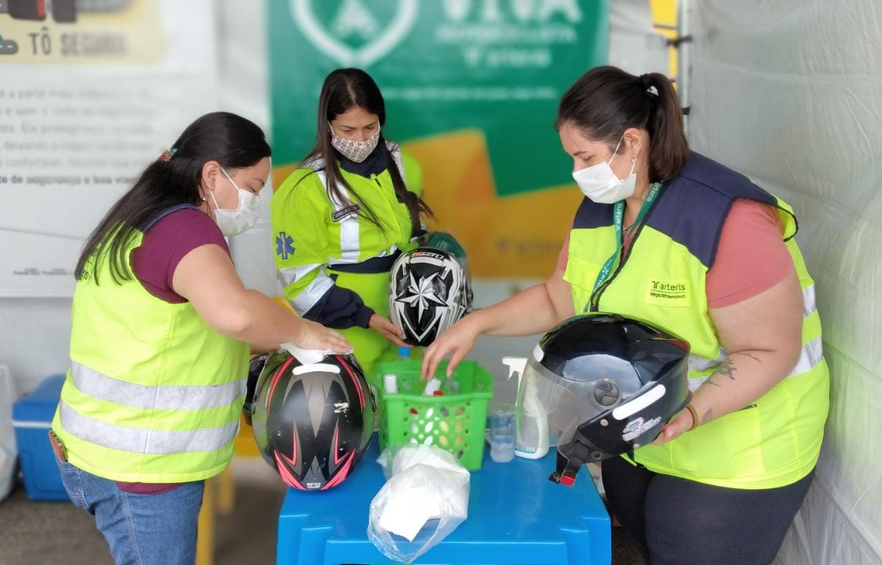 Higienização de capacetes e cristalização de viseiras.