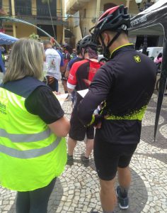 Entrega de folder e orientação de como pedalar correto e com segurança