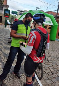 Entrega de folder e orientação de como pedalar correto e com segurança