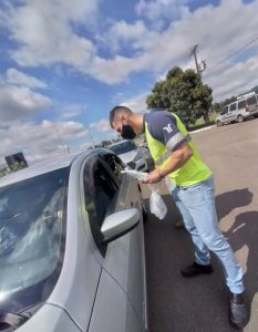 ENTREGA DE KIT HIGIENE E ORIENTAÇÃO SOBRE A UTILIZAÇÃO DO CINTO DE SEGURANÇA