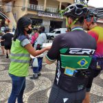 Entrega de folder e orientação de como pedalar correto e com segurança