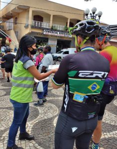 Entrega de folder e orientação de como pedalar correto e com segurança