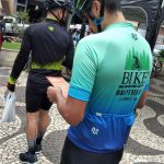 Ciclista atento nas dicas de segurança