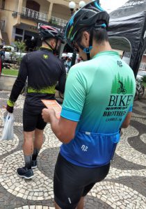 Ciclista atento nas dicas de segurança