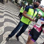 Entrega de brinde e orientação de como pedalar com segurança