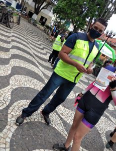 Entrega de brinde e orientação de como pedalar com segurança