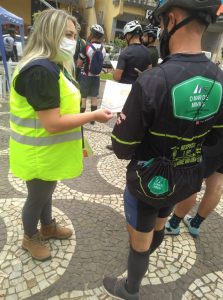 Entrega de folder e orientação de como pedalar correto e com segurança