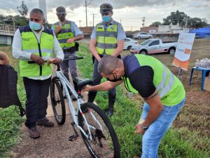 equipe da ViaPaulista e PMRV orientou ciclistas sobre segurança no trânsito