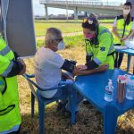 Aferição de pressão e batimento cardíaco - o momento também foi orientação de saúde