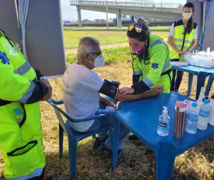 Aferição de pressão e batimento cardíaco - o momento também foi orientação de saúde