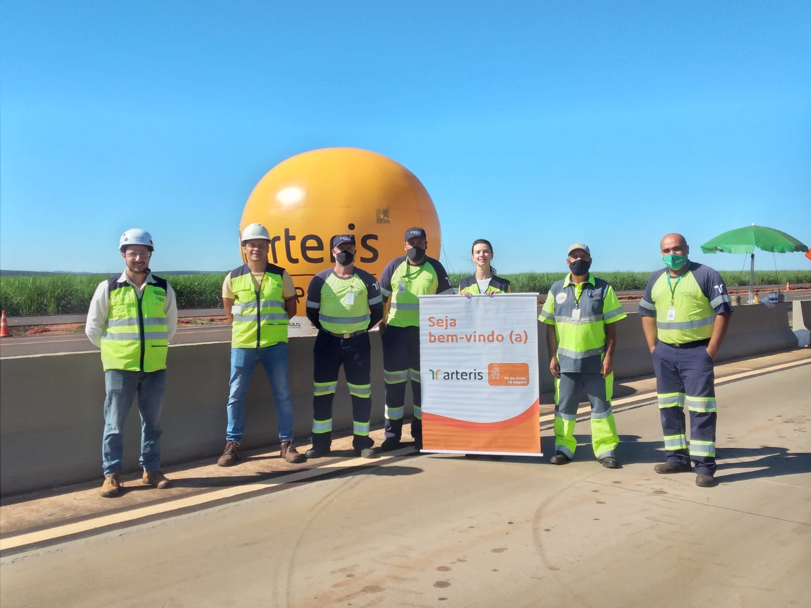 equipe de sustentabilidade e operações preparadas para abordagem educativa sobre segurança no trânsito