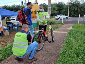 Todas as bicicletas receberam adesivos refletivos para aumentar a segurança e visibilidade