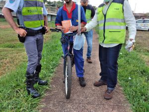 Os ciclistas também receberam antenas aparadoras de linha de cerol