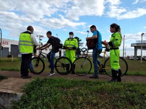 equipe da ViaPaulista e Resgate da concessionária orientou ciclistas sobre segurança no trânsito