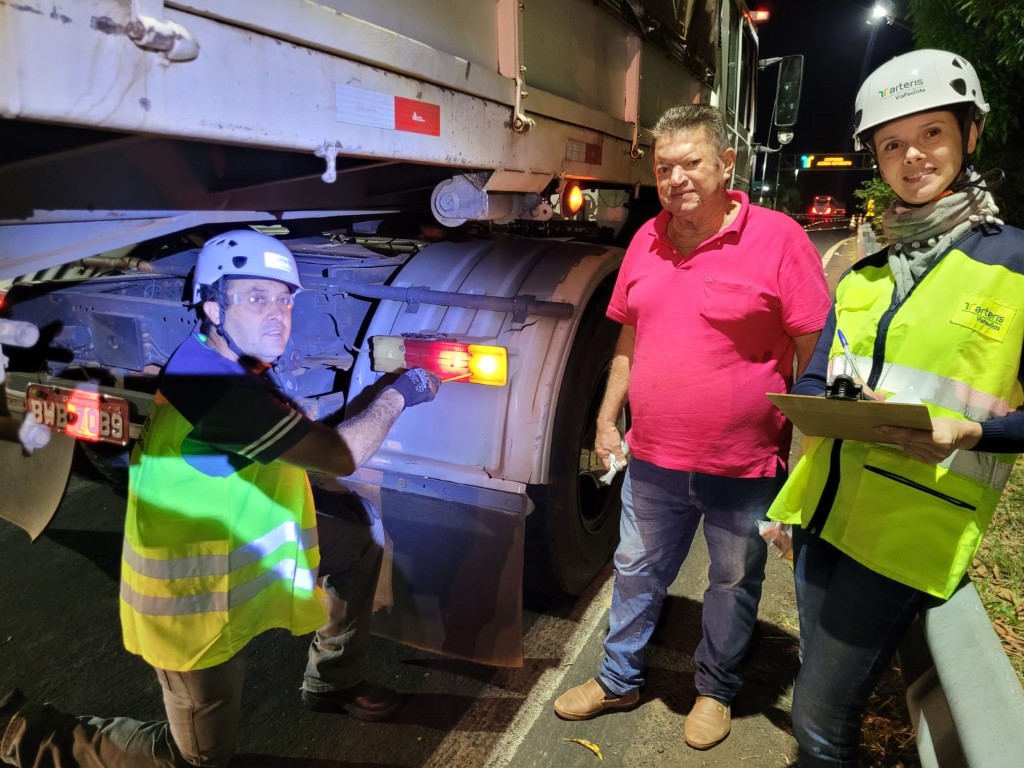 Equipe da concessionária recebeu e orientou os caminhoneiros e o eletricista realizou a manutenção e troca de lâmpadas