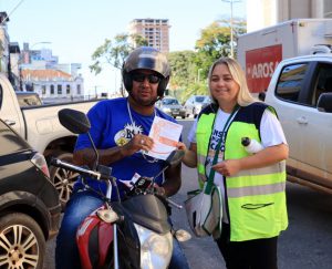 ENTREGA BRINDE E FOLDER COM ORIENTAÇÃO SOBRE SEGURANÇA VIÁRIA