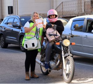 ENTREGA BRINDE E FOLDER COM ORIENTAÇÃO SOBRE SEGURANÇA VIÁRIA