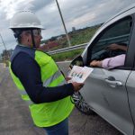 ENTREGA DE FOLDER EDUCATIVO E ORIENTAÇÃO SOBRE A IMPORTÂNCIA DO USO DO CINTO