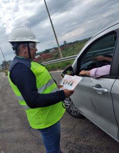 ENTREGA DE FOLDER EDUCATIVO E ORIENTAÇÃO SOBRE A IMPORTÂNCIA DO USO DO CINTO